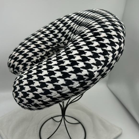 Houndstooth Patterned Travel Pillow Neck Rest - Picture 6 of 9